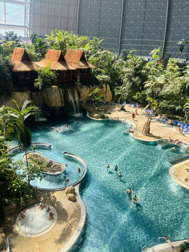 Jednodenní výlet do Tropical Islands – pláž, palmy, laguna a tobogány i v zimě - Obrázek 2