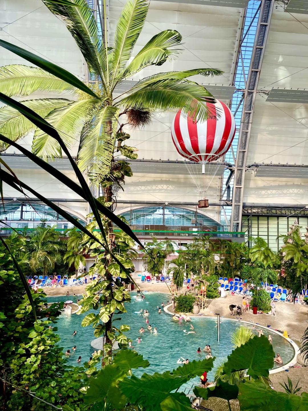Jednodenní výlet do Tropical Islands – pláž, palmy, laguna a tobogány i v zimě - Obrázek 3