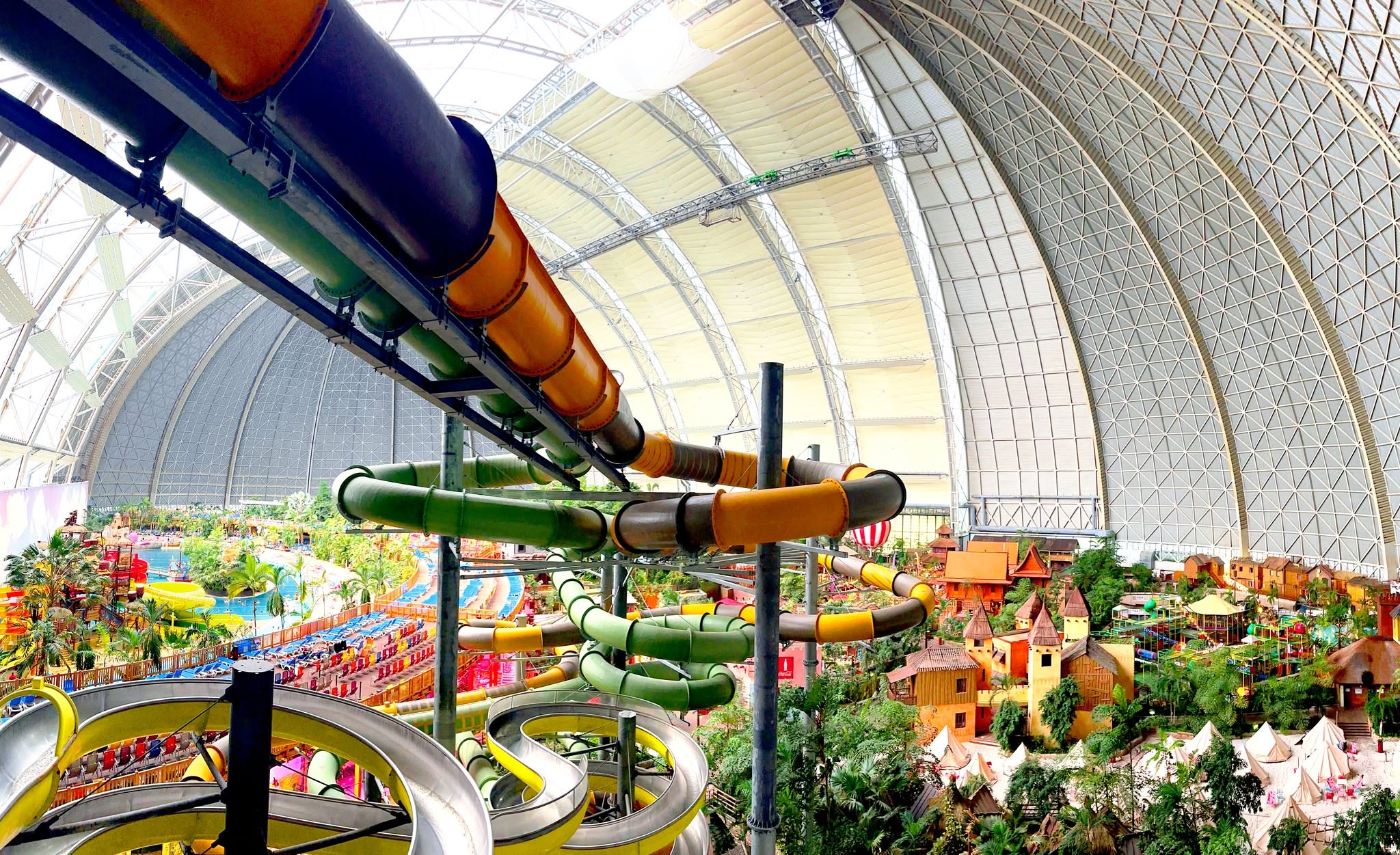 Jednodenní výlet do Tropical Islands – pláž, palmy, laguna a tobogány i v zimě - Obrázek 6