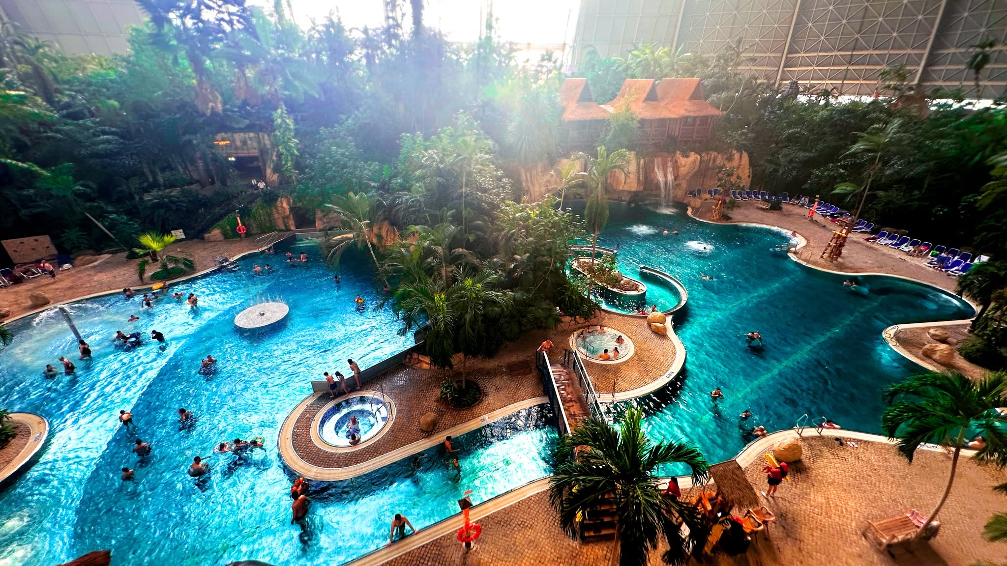 Jednodenní výlet do Tropical Islands – pláž, palmy, laguna a tobogány i v zimě - Obrázek 7