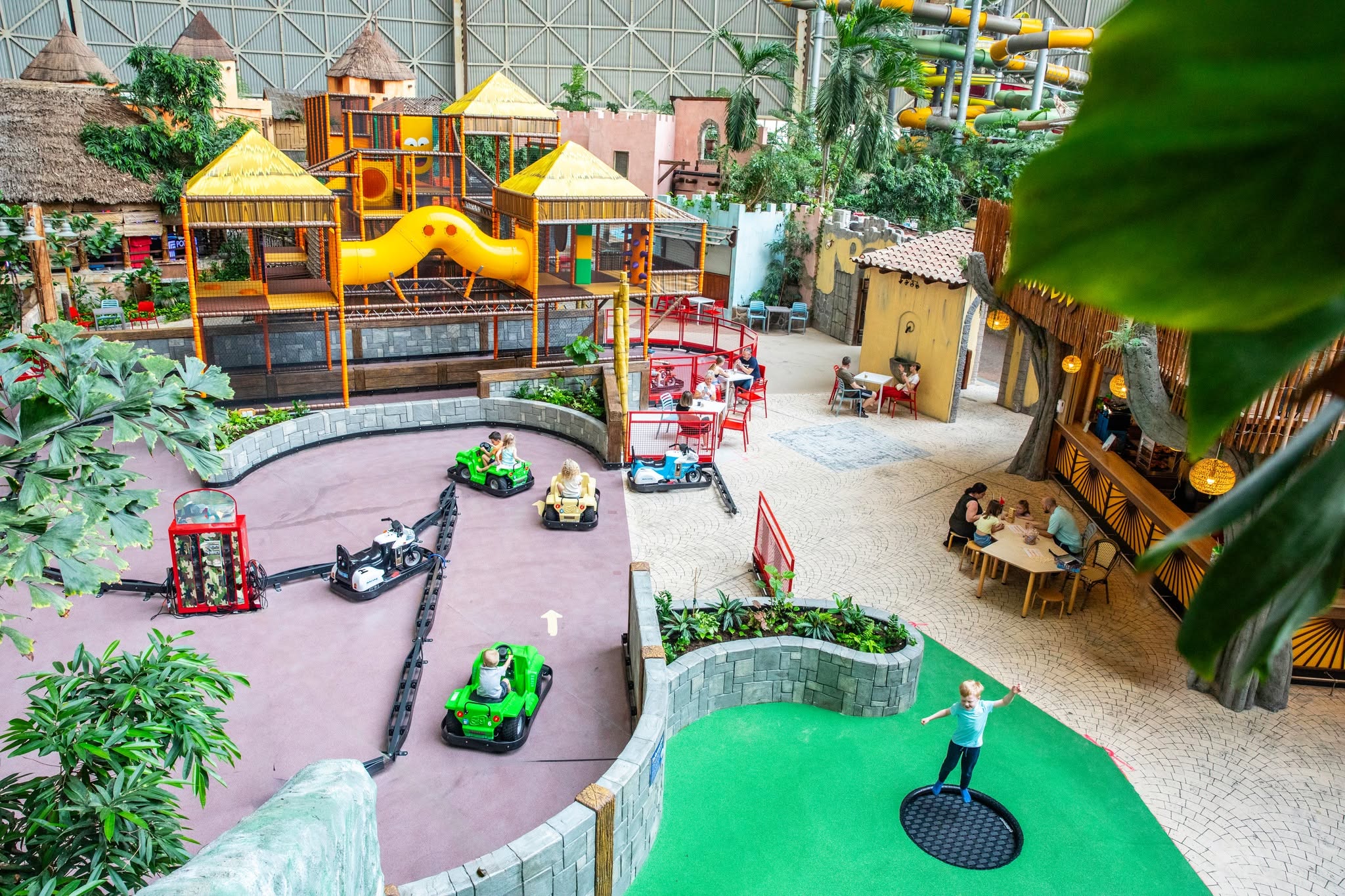 Jednodenní výlet do Tropical Islands – pláž, palmy, laguna a tobogány i v zimě - Obrázek 18