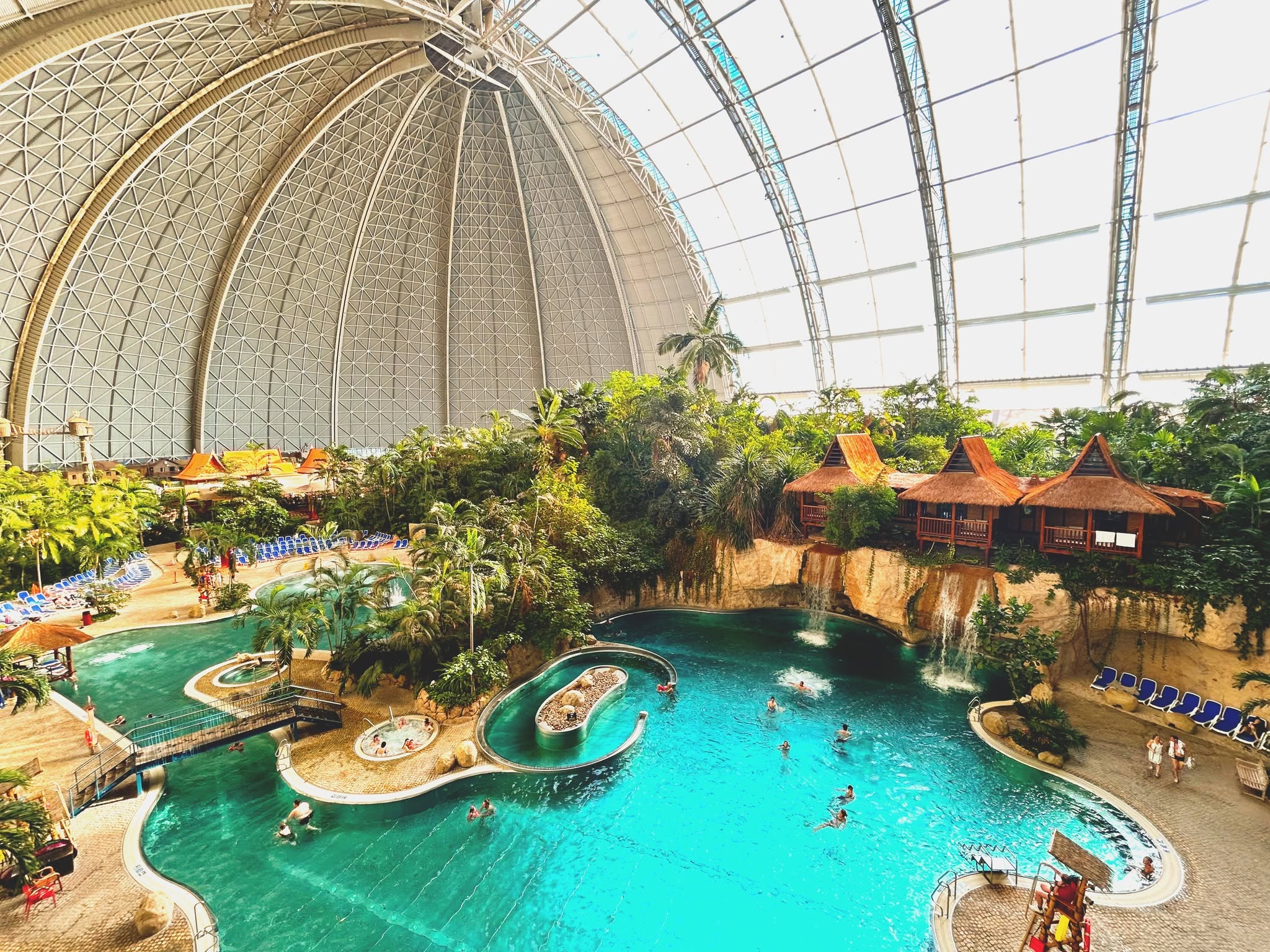 Jednodenní výlet do Tropical Islands – pláž, palmy, laguna a tobogány i v zimě - Obrázek 20