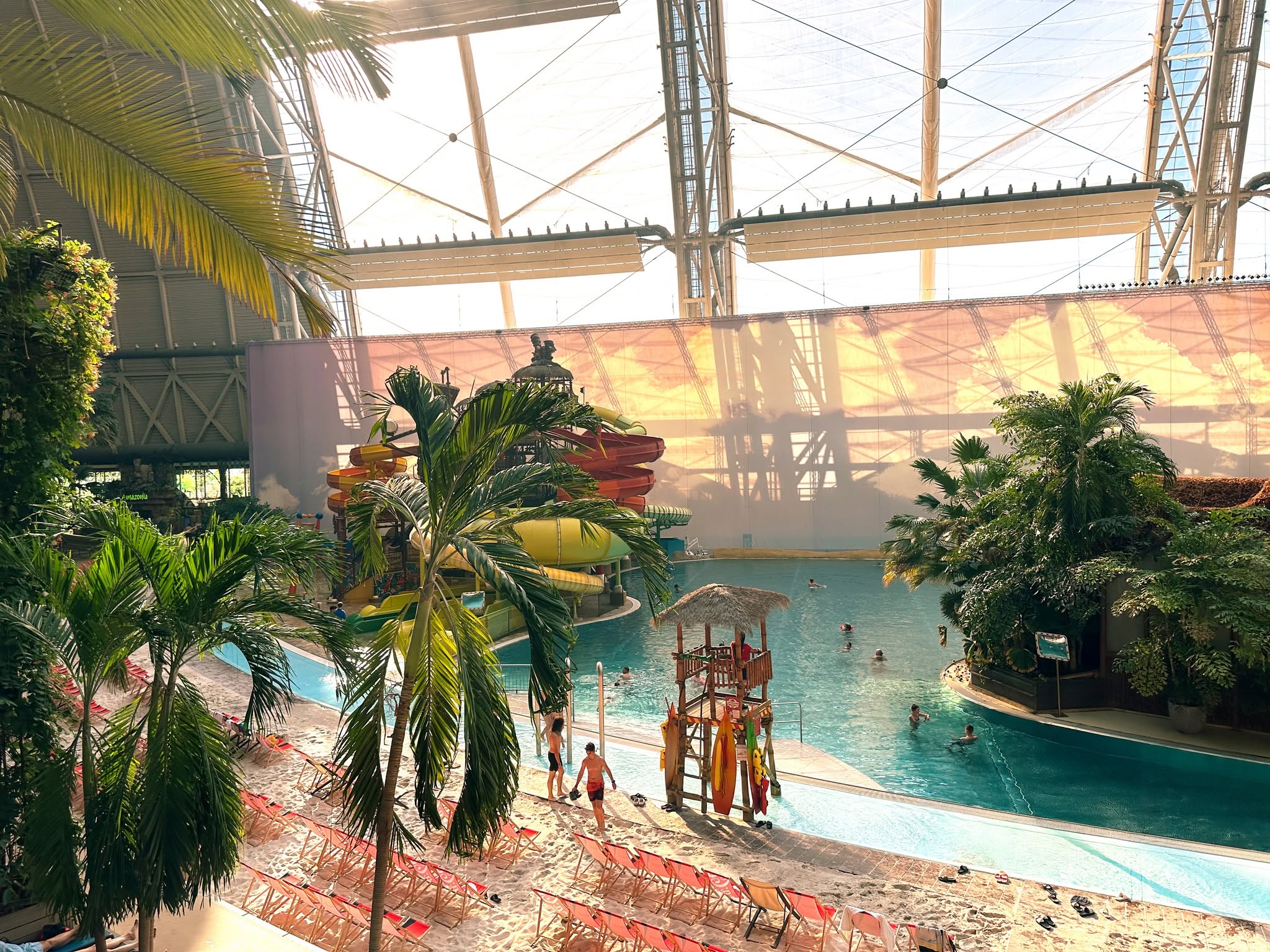 Jednodenní výlet do Tropical Islands – pláž, palmy, laguna a tobogány i v zimě - Obrázek 19