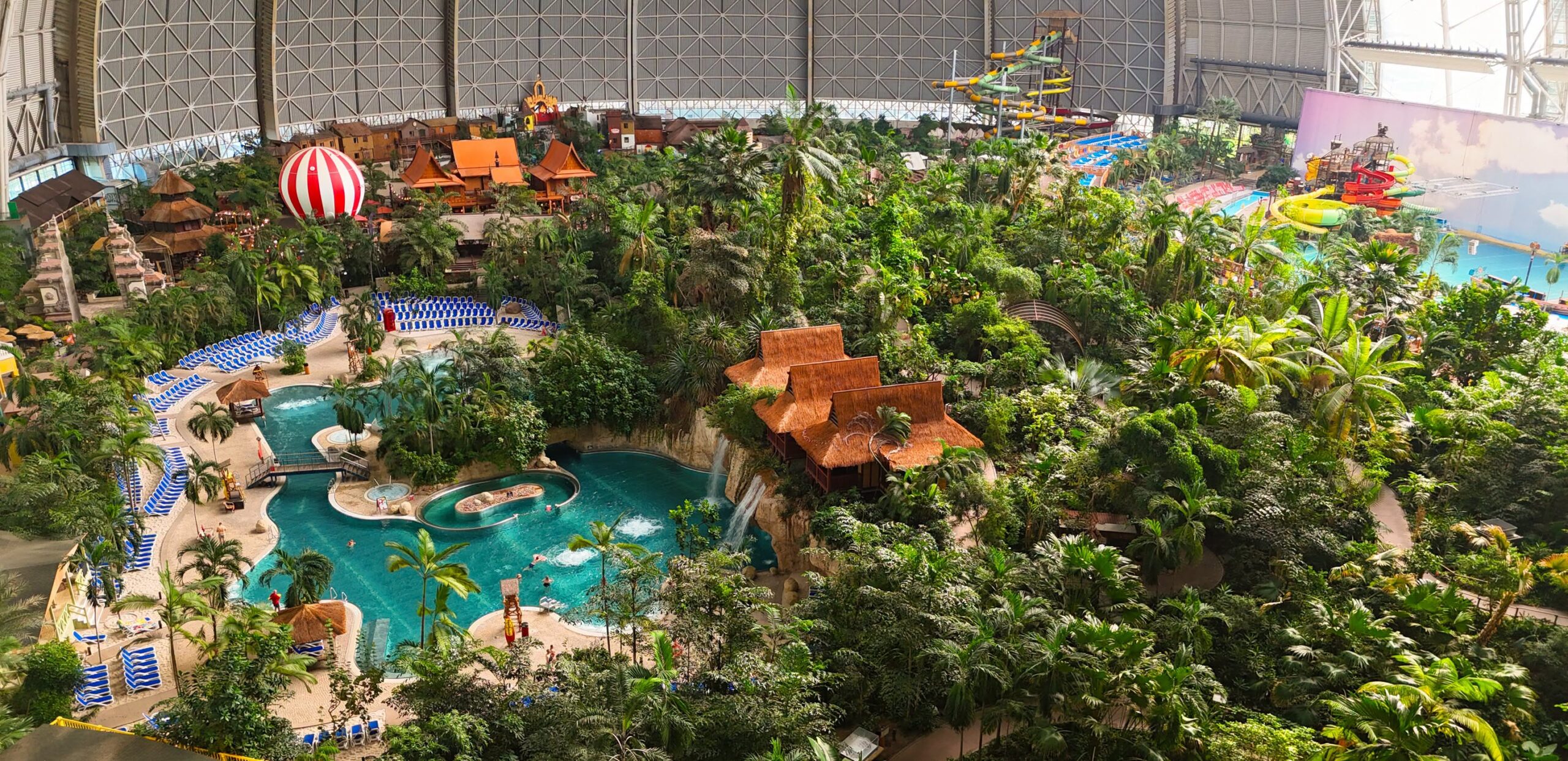 Jednodenní výlet do Tropical Islands – pláž, palmy, laguna a tobogány i v zimě