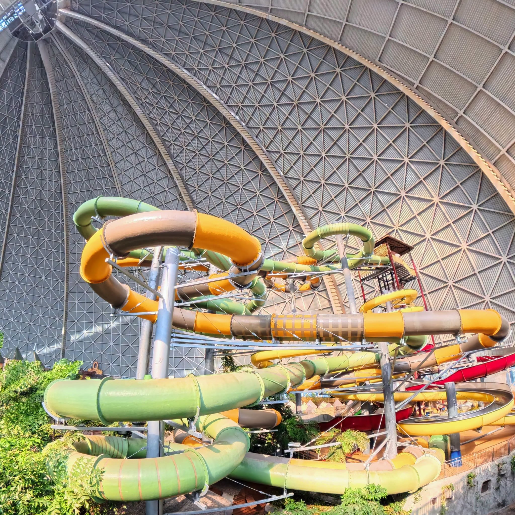 Jednodenní výlet do Tropical Islands – pláž, palmy, laguna a tobogány i v zimě - Obrázek 17