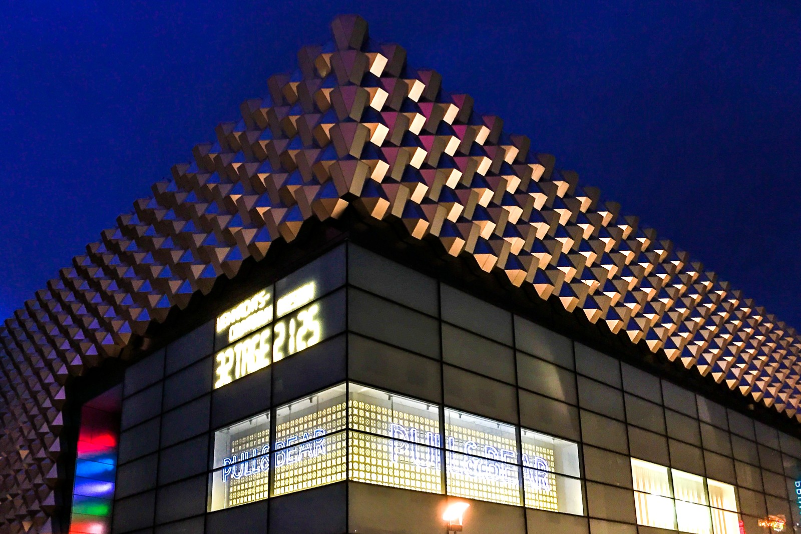 Centrum Galerie na Prager Straße večer