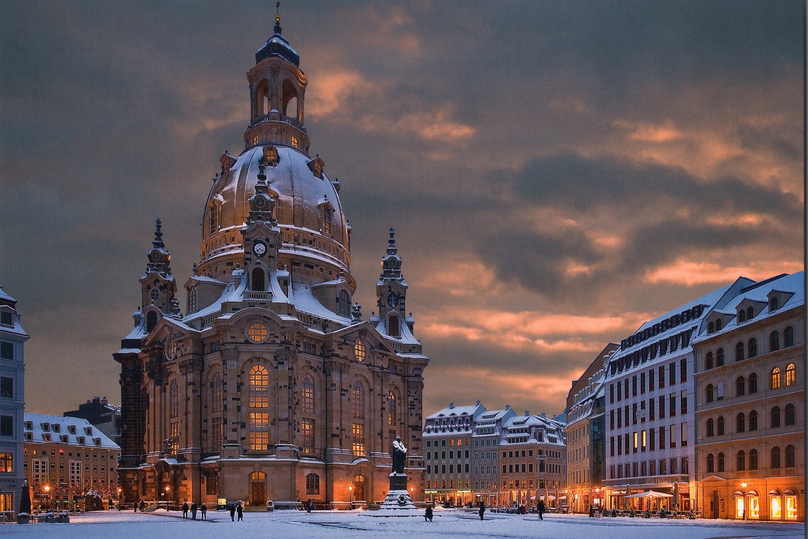 Frauenkirche a náměstí Neumarkt v zimě