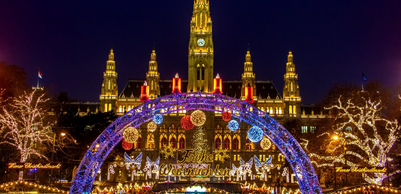 Rozsvícená brána vánočního trhu Wiener Christkindlmarkt před vídeňskou radnicí