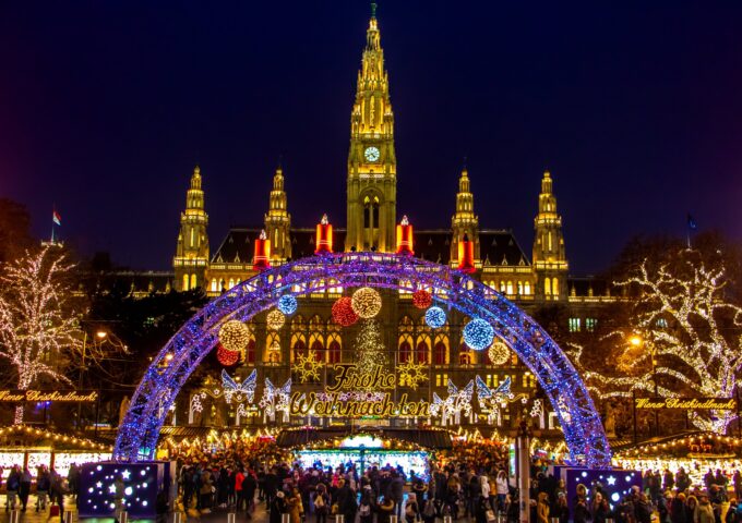 Rozsvícená brána vánočního trhu Wiener Christkindlmarkt před vídeňskou radnicí