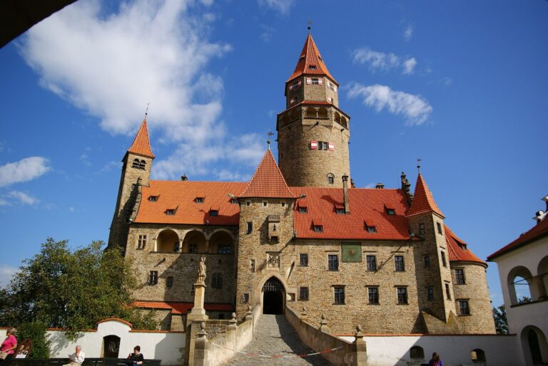 Bouzov a Javoříčské jeskyně